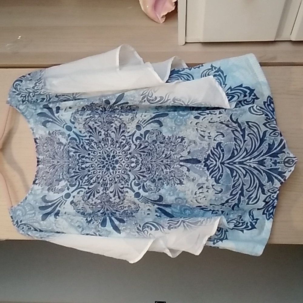 Blue and White Patterned Blouse - image 5